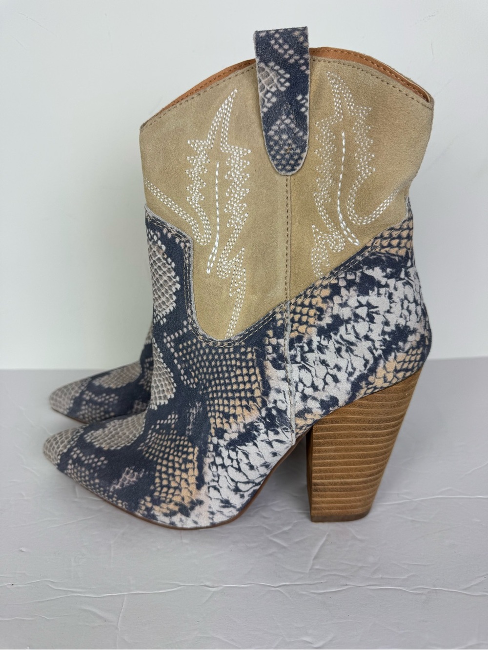 NEW Dingo Calico Booties in Blue Snakeskin Print Western Size 7.5